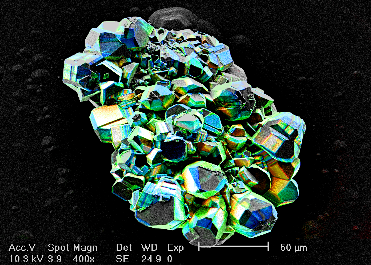 図：InGaN crystalのCL疑似カラー画像（©FDominec：CC BY 4.0）
