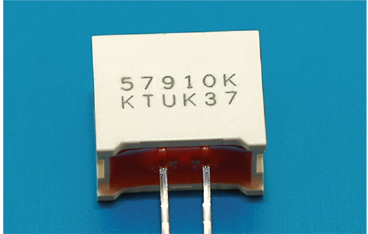 コンパクト＆ハイパワーレーザーマーキング装置μM2000・印字例：電子部品の樹脂（白）パッケージ