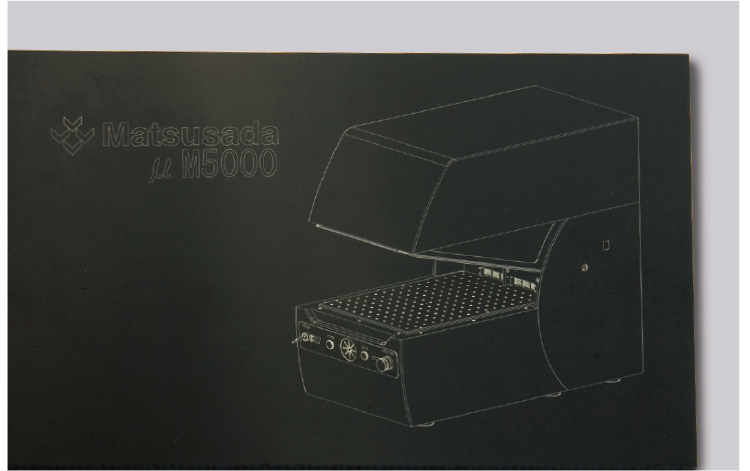 コンパクト＆ハイパワーレーザーマーキング装置μM2000・印字例：樹脂プレート