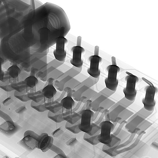 基板のはんだ上がりを斜めから撮影したX線透過画像