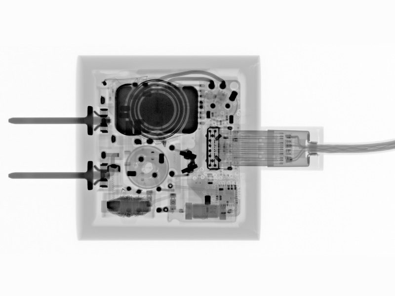 iphoneの充電器のX線透過画像