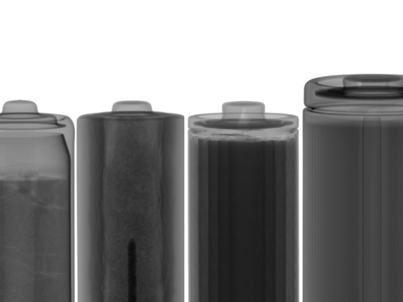 左から単三のマンガン、アルカリ、ニッケル水素、18650サイズのリチウムイオン電池が並んでいるX線透過画像