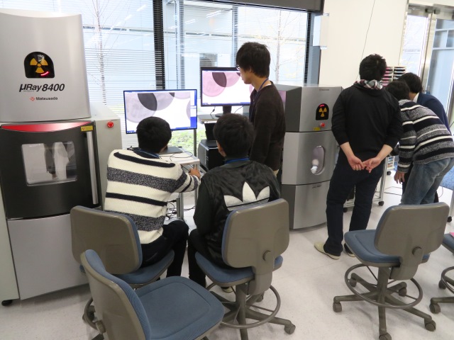グループごとにパソコンでＸ線の操作をしてもらっている参加者の写真です。