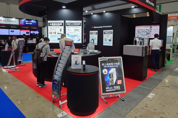 ブース内で営業スタッフが接客する画像01